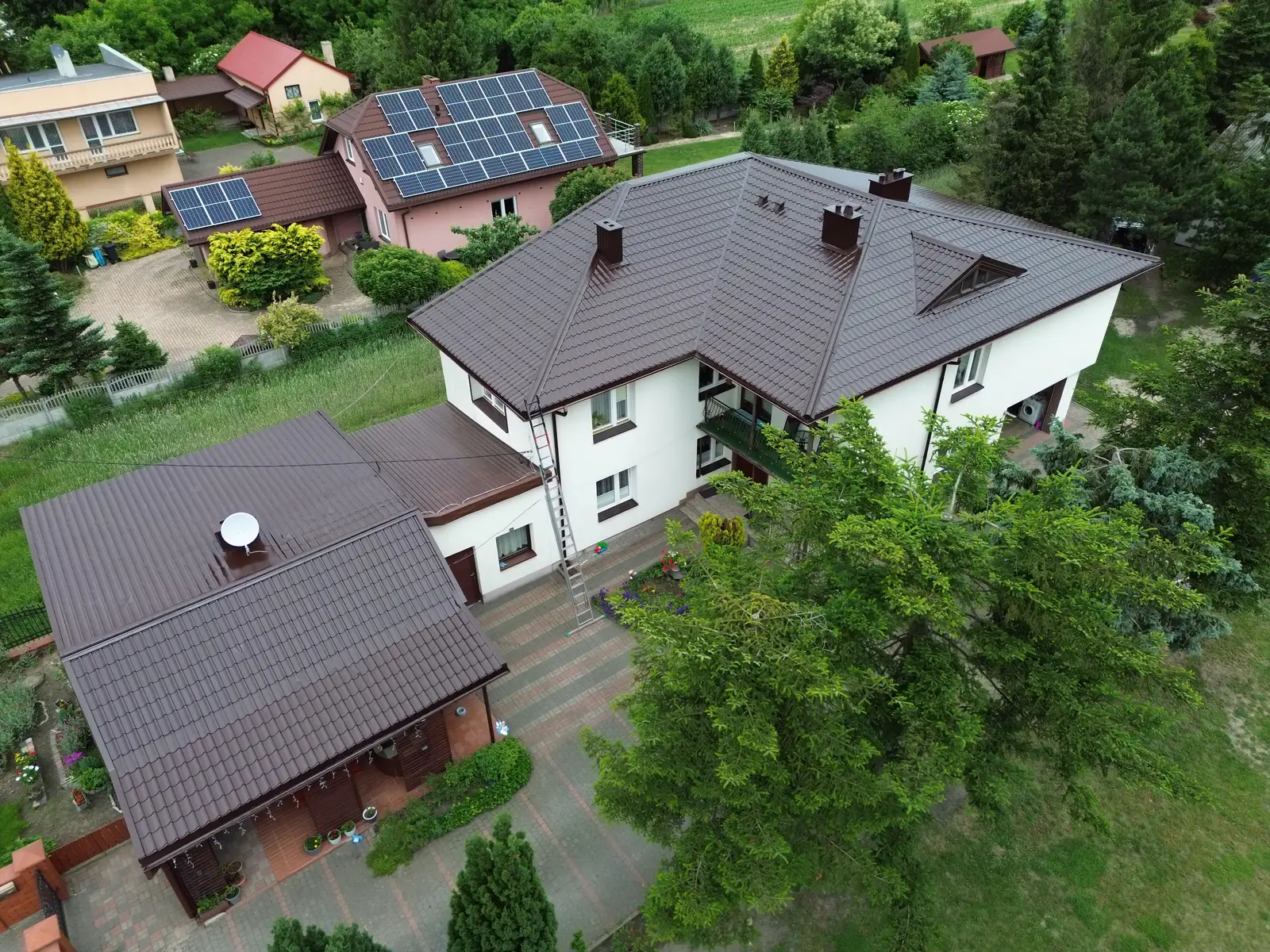 Dach po myciu i malowaniu — widok z drona